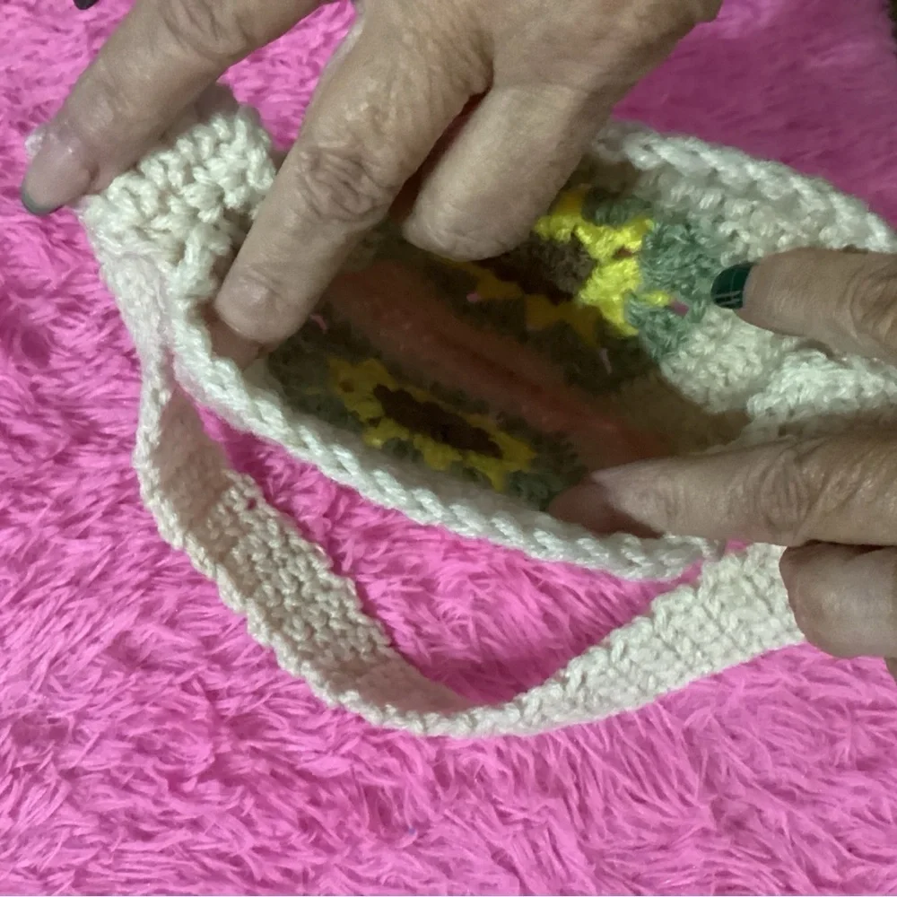 HANDCRAFTED, HAND CROCHETED LITTLE GIRLS PURSE IN OFF WHITE WITH CUTE SUNFLOWER
